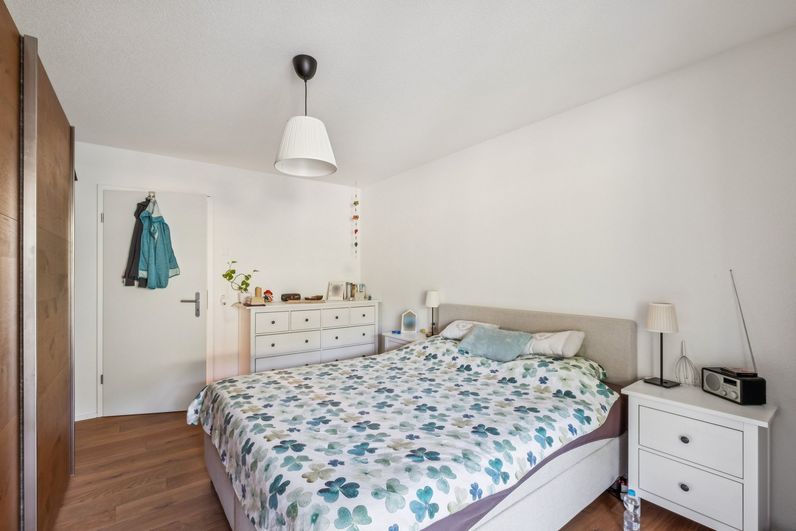 Helles Schlafzimmer mit Holzboden und grosszügigem Kleiderschrank