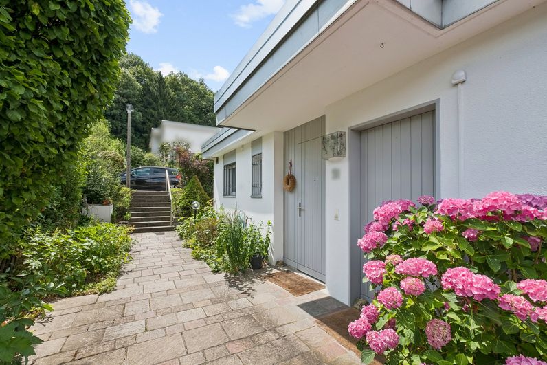 Eingangsbereich des Einfamilienhauses mit Garten und blühenden Hortensien in Zofingen