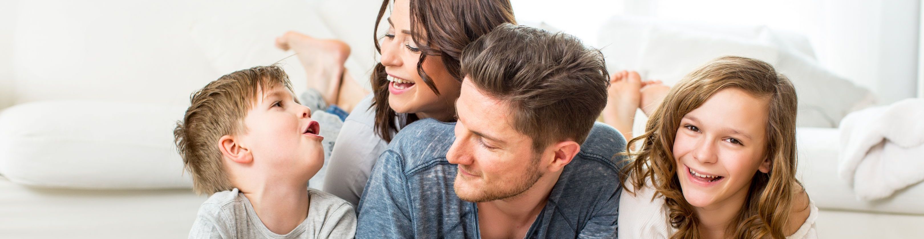 familie zu hause hat spaß