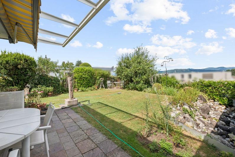 Garten mit Sitzplatz, Rasenfläche und viel Grün beim Einfamilienhaus in Zofingen