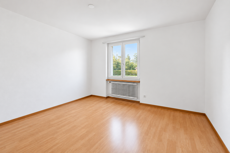 Helles Zimmer mit Blick ins Grüne