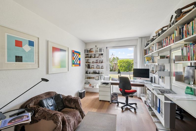 Arbeitszimmer mit grossem Fenster, Schreibtisch und Bücherregalen im Einfamilienhaus in Zofingen