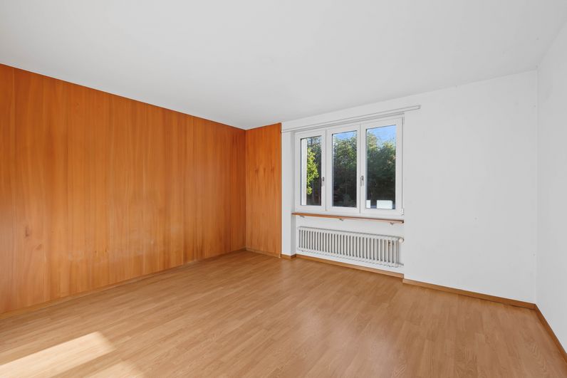 Grosszügiges Zimmer mit Parkettboden