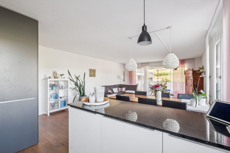 Offene Küche mit Blick in den grosszügigen Wohn- und Essbereich